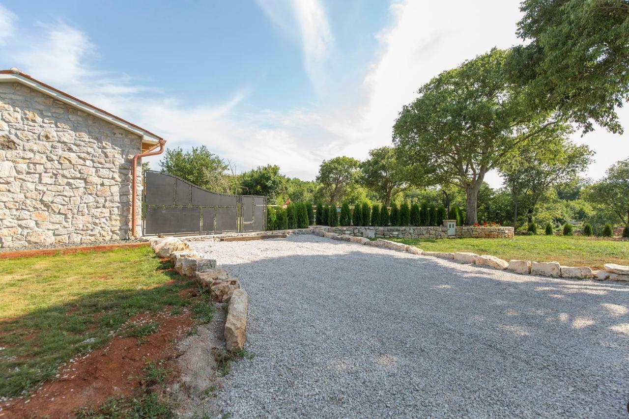 Small Old House Nedescina Exterior photo