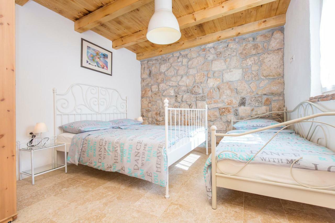 Small Old House Nedescina Exterior photo