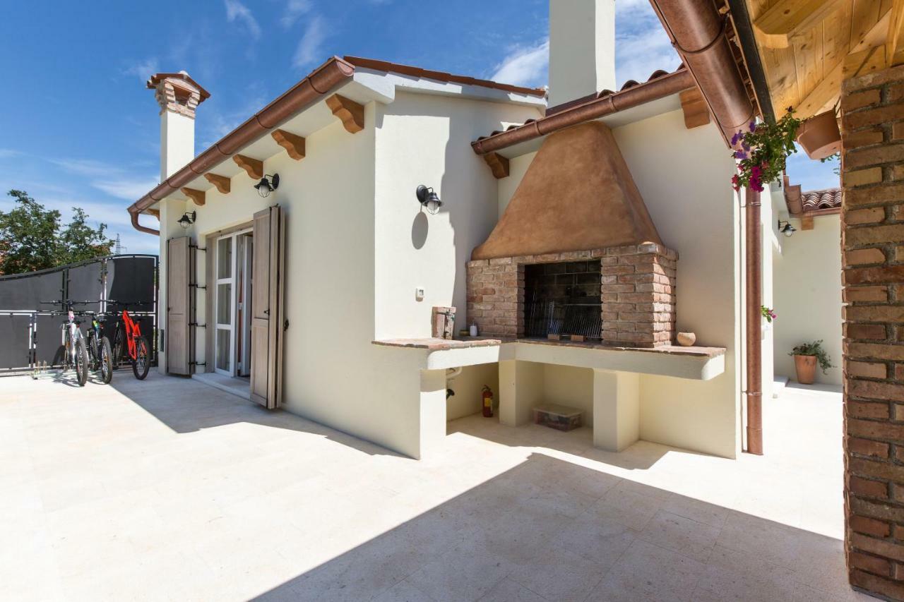Small Old House Nedescina Exterior photo