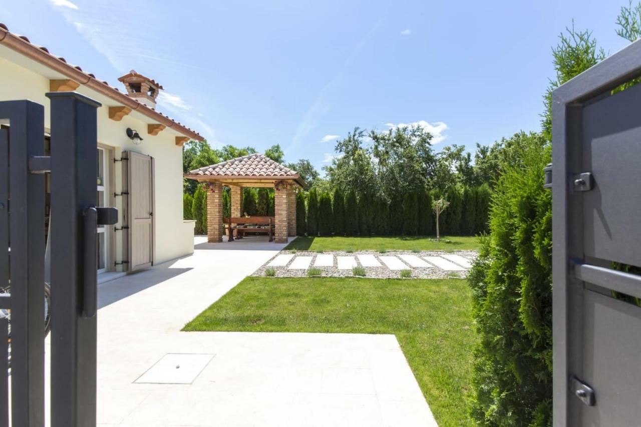 Small Old House Nedescina Exterior photo